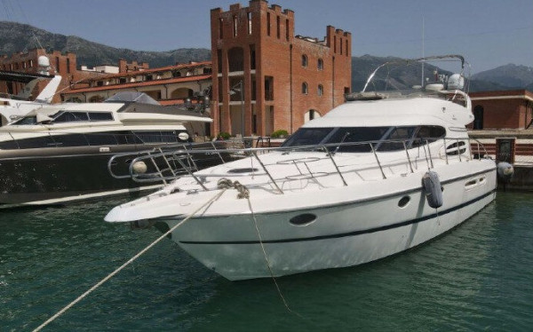 Motor Yacht Charter Cranchi 48 in Orikum Marina, Albania