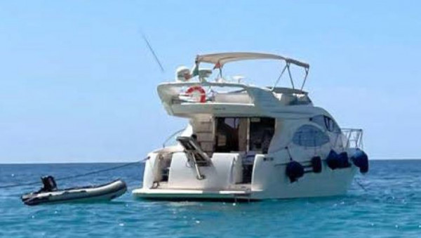 يخت بمحرك Azimut 46 في فلور، ألبانيا