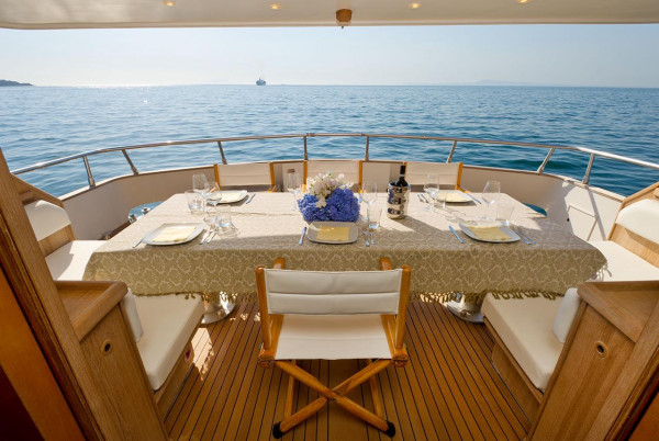 Charter de iate a motor Ghibli 22 em Saranda, Albânia