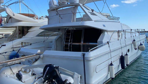 Charter de iate a motor Ferreti 60 de luxo em Saranda, Albânia
