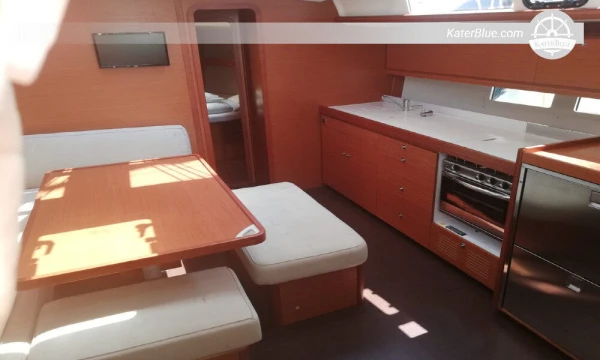 Iate Dufour disponível para aluguel semanal em Dubrovnik, Croácia.