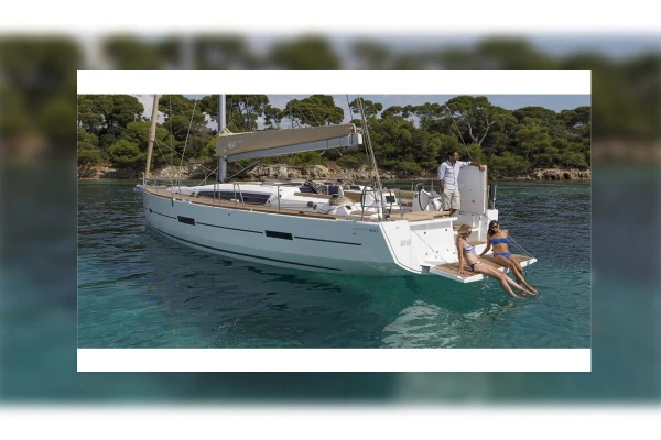 Iate Dufour disponível para aluguel semanal em Dubrovnik, Croácia.