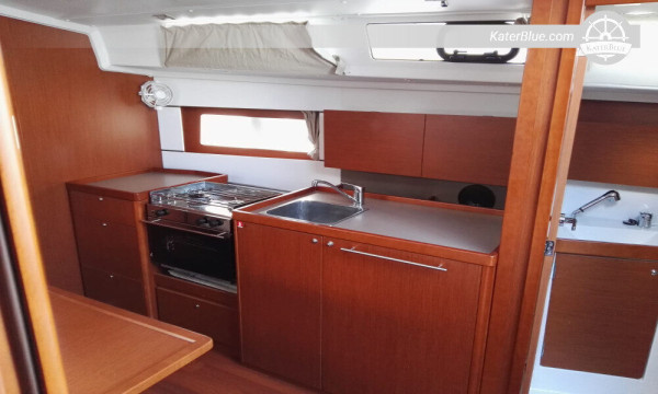 Beneteau sailboat for weekly charter Sicily-Italy