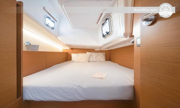 Deluxe sail yacht weekly charter Antibes-France