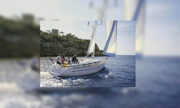 Charter settimanale a scafo nudo intorno a splendide isole a Volos, Grecia