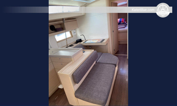 تأجير قوارب شراعية أسبوعياً على طول سواحل جزيرة هفار في كرواتيا