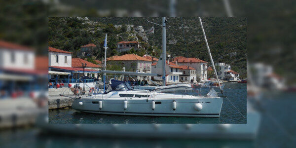 Noleggio barche a nudo lungo le isole Sporadi Volos, Grecia