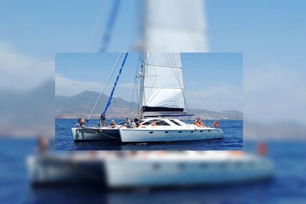 Pronájem katamaránu s kapitánem na den na Tenerife ve Španělsku