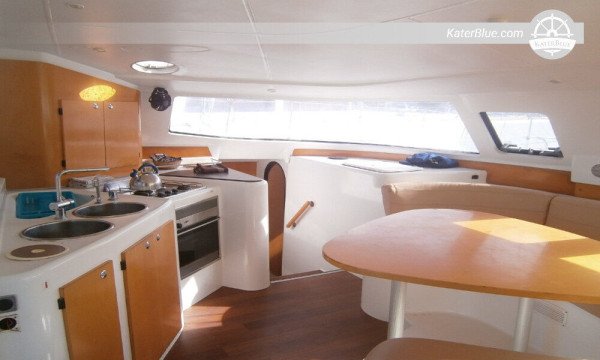 Noleggio catamarano di un'ora a Marbella Spagna