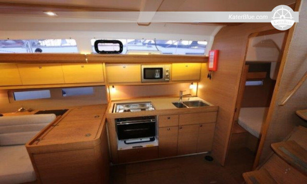 Noleggio settimanale di barche a vela senza equipaggio a Marbella, Spagna