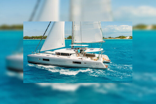 Catamarano ideale in laguna disponibile per il noleggio settimanale Brac-Croazia