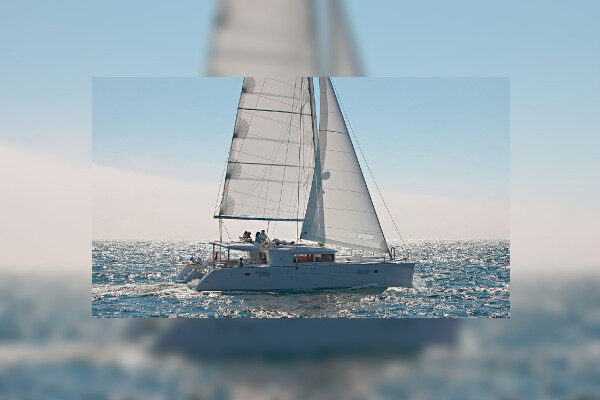 Catamarano ideale in laguna disponibile per il noleggio settimanale Brac-Croazia