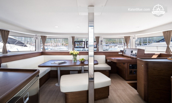 Charter settimanale offerto su un lussuoso catamarano a Hvar-Croazia