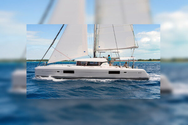 Charter settimanale offerto su un lussuoso catamarano a Hvar-Croazia