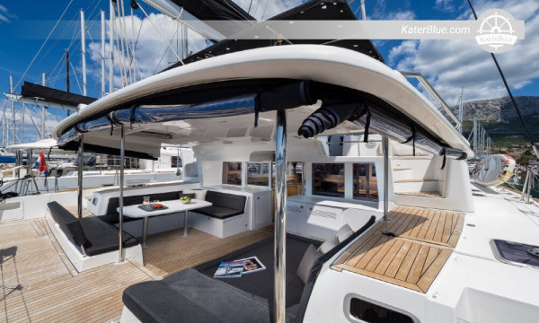 Charter settimanale offerto su un lussuoso catamarano a Hvar-Croazia