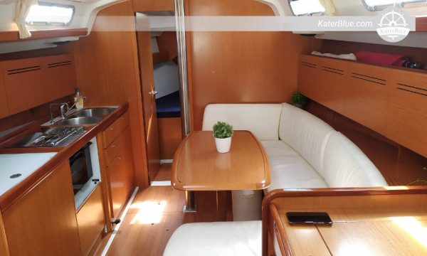 Beneteau vessel for sunset charter with skipper Tabarca-Spain