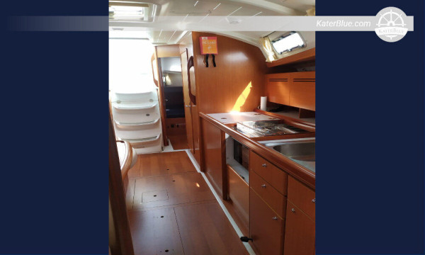 Beneteau vessel for sunset charter with skipper Tabarca-Spain