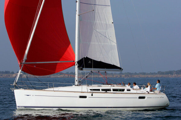 Nave Jeanneau a 6 ore di noleggio Cadice-Spagna