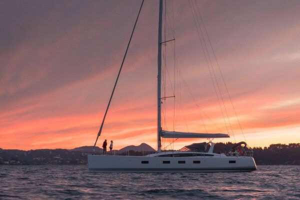 Nave Jeanneau a noleggio al tramonto con skipper Cadice-Spagna