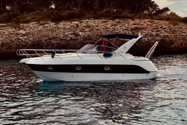 Portekiz'in Algarve bölgesinde kaptan ve mürettebatıyla günübirlik tekne turu.