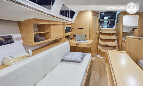 Nave Jeanneau a noleggio al tramonto con skipper Cadice-Spagna