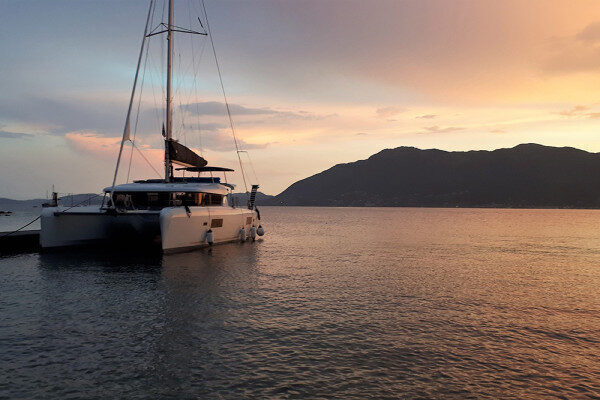 Aluguel semanal de catamarãs em Cefalônia, Grécia.