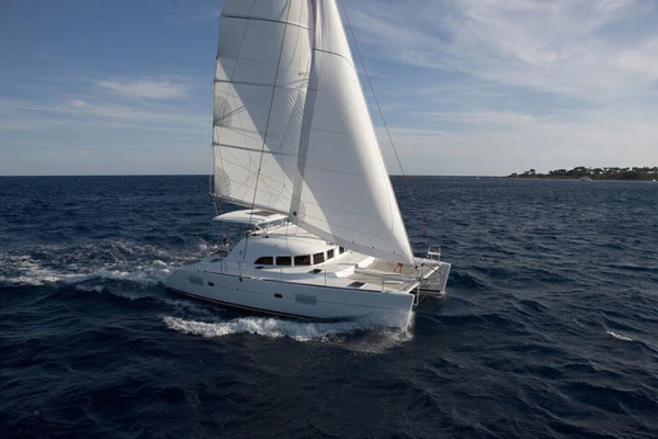 Catamarano day charter con equipaggio Ibiza Spagna