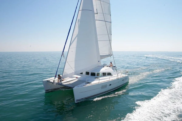 Noleggio catamarano con equipaggio Marbella-Spagna