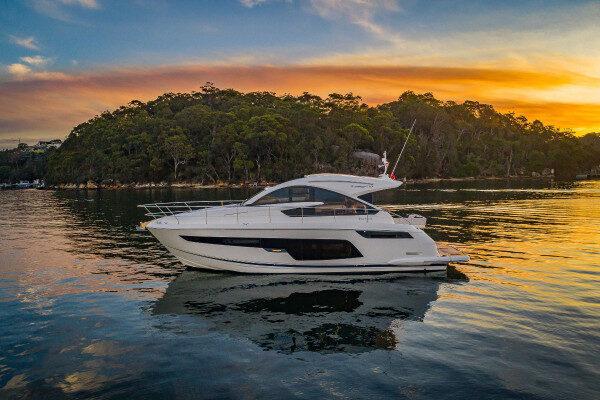 Noleggio di un'imbarcazione Fairline al tramonto con skipper Marbella-Spagna