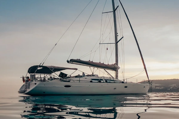 Sewa kapal pesiar Elan di Menorca, Spanyol.