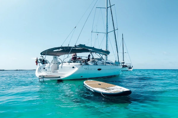 Sewa kapal pesiar Elan di Ibiza, Spanyol.