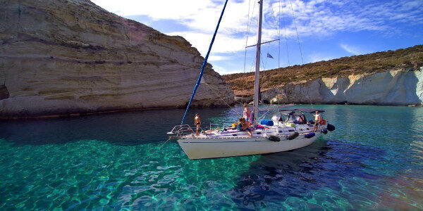 Noleggio barca a vela elegante per esplorare le isole Milos, Grecia