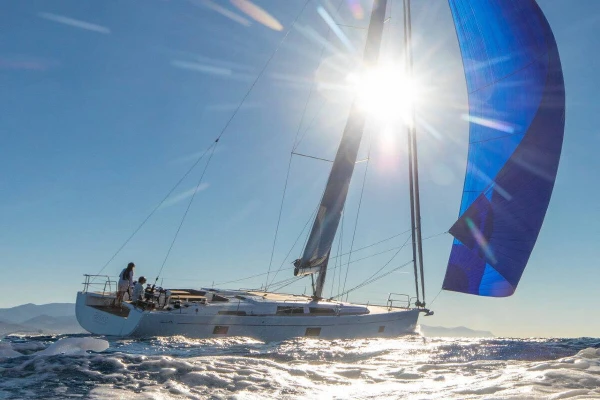 Explorez le golfe Saronique en louant un voilier sans équipage à Alimos, en Grèce