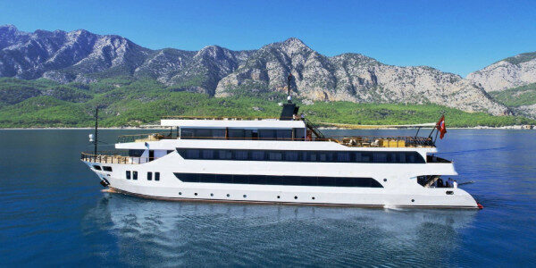 Noleggio settimanale di yacht a motore ultralusso a Bodrum, Turchia
