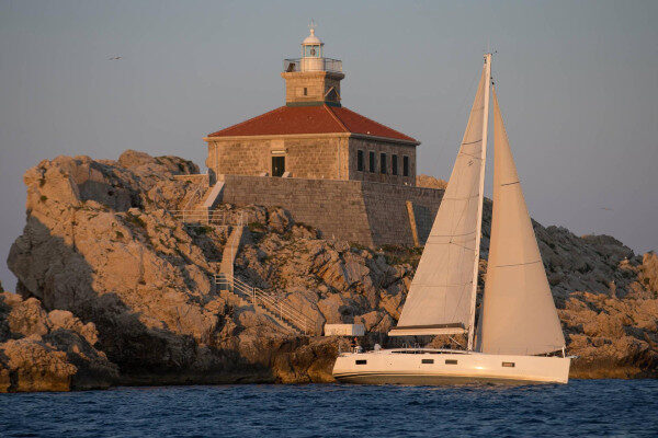 Esplorare Norman Island con una barca senza equipaggio Isole Vergini Britanniche