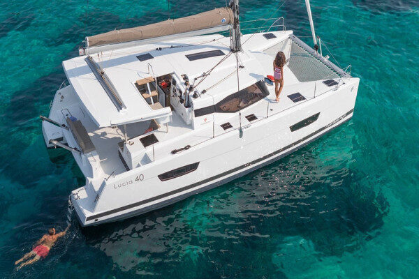 Esplorare Norman Island con il catamarano Isole Vergini Britanniche