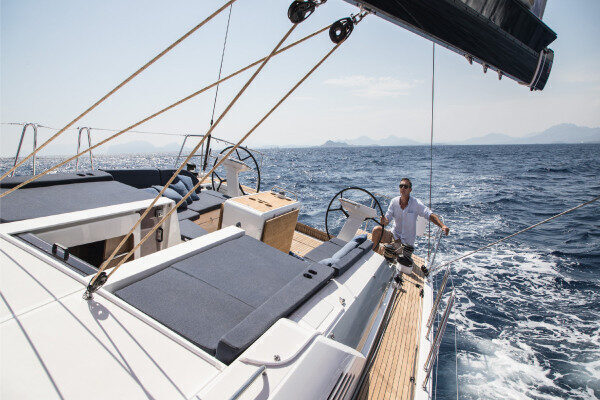 Imbarcazione a vela disponibile per charter settimanali Egina-Grecia