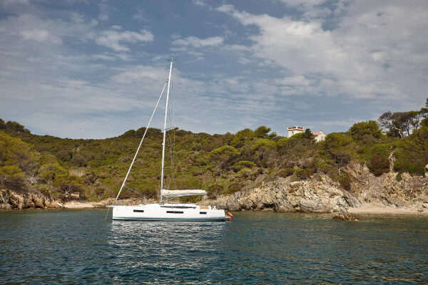 Embarcación Jeanneau disponible para charters semanales en Bequia, Santa Lucía
