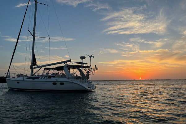 Weekly sailing yacht charter America Bay Australia