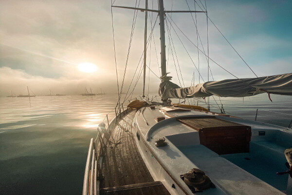 رحلة بحرية ليوم واحد على متن قارب شراعي تقليدي من نوع غوليت في أوبوا، نيوزيلندا