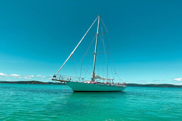 Sewa kapal layar tradisional (gullet) untuk perjalanan sehari di Bay of Islands, Selandia Baru.