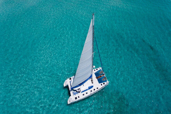 Location de catamaran à la journée avec skipper à Matagi Island, Fidji