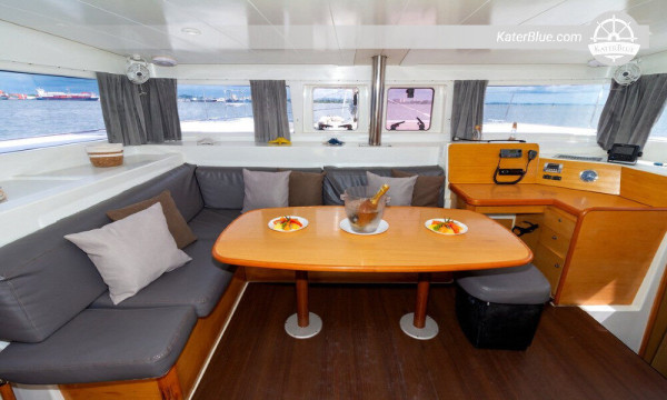Luxury vessel skippered day charter Cholon Colombia