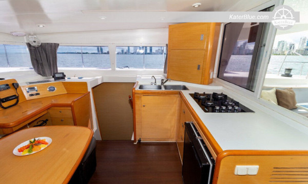 Luxury vessel skippered day charter Cholon Colombia