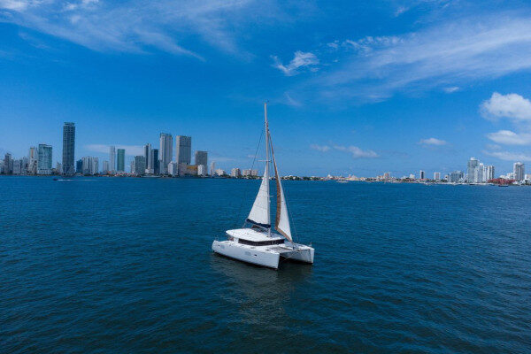 Luxury vessel skippered day charter Cholon Colombia