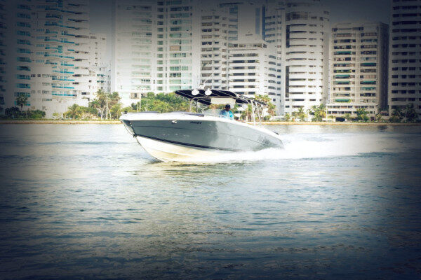 Skippered motor boat day charter Isla Grande Colombia