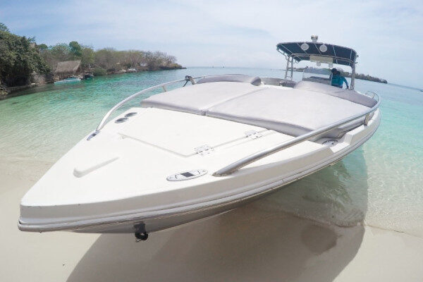 Skippered motor boat day charter Cholon Colombia