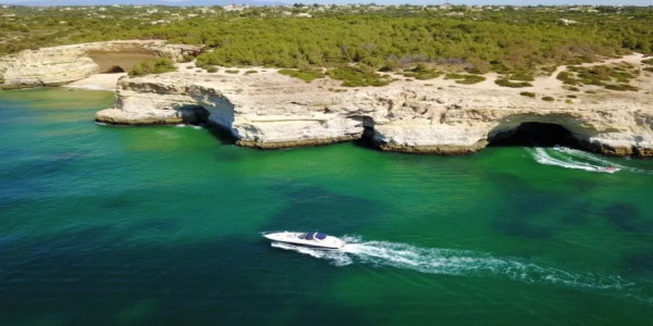 Setzen Sie die Segel nach Benagil mit Skipper-Charter in Quarteira, Portugal