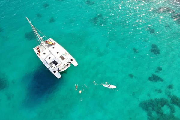Des excursions d'une journée avec skipper de luxe sont proposées sur l'île de Rabi, aux Fidji.