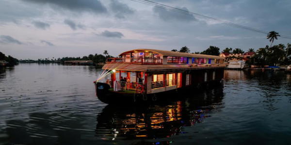 Luxury Houseboat Weekly Charter on Punnamada Lake Kerala, India
